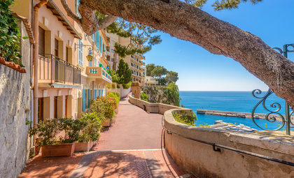 Straat van Monte Carlo met uitzicht op zee