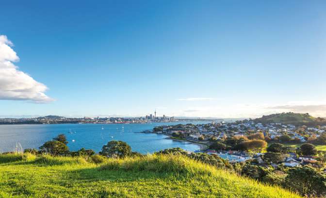 Zee en gras in Auckland