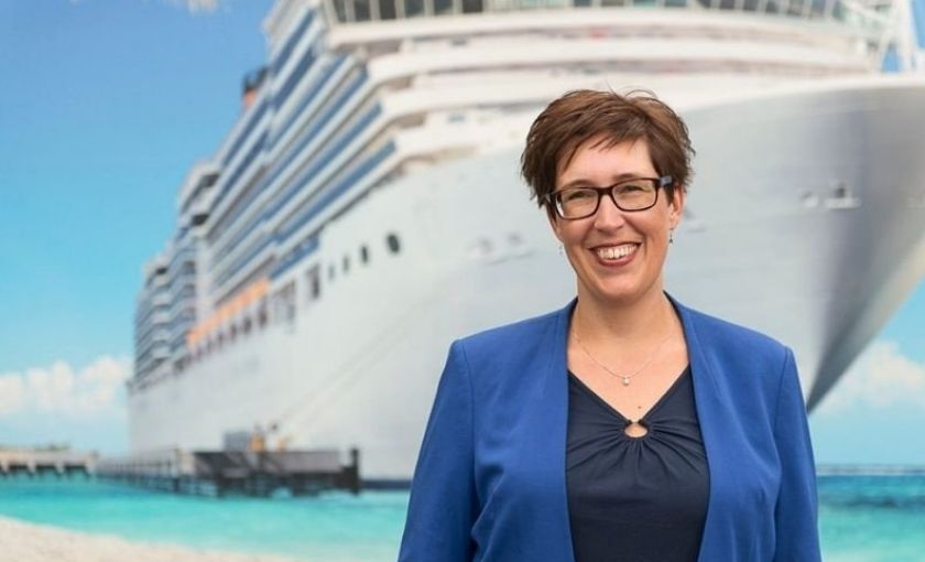 Maaike poseert voor cruiseschip