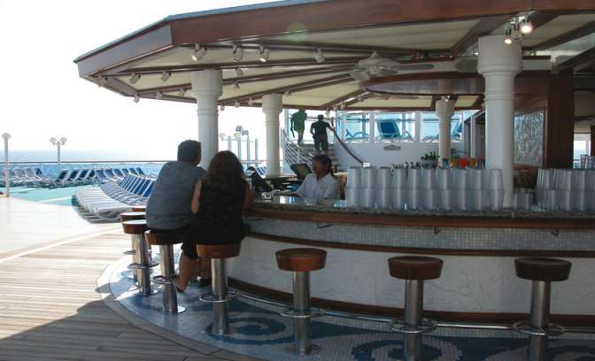 Een bar op het buitendek op de Caribbean Princess van Princess Cruises