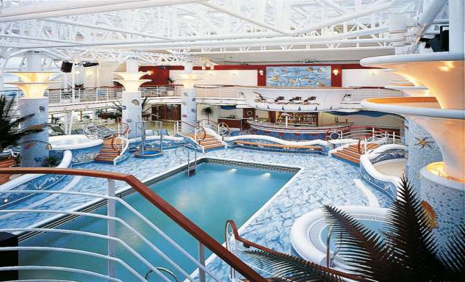 Een binnenzwembad op de Caribbean Princess van Princess Cruises