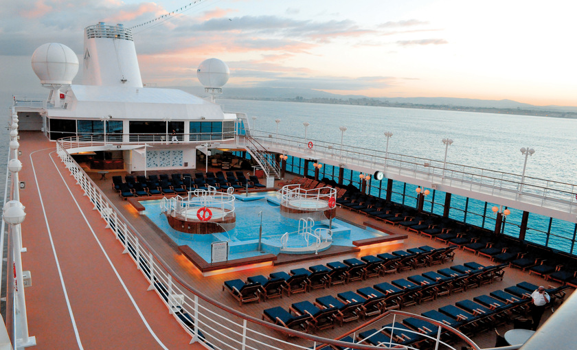 Het zwembad deck met jaccuzi's op de Azamara Quest van Azamara club cruises