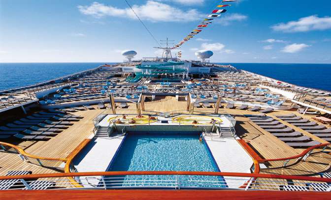 Zwembad op dek van Carnival Conquest 