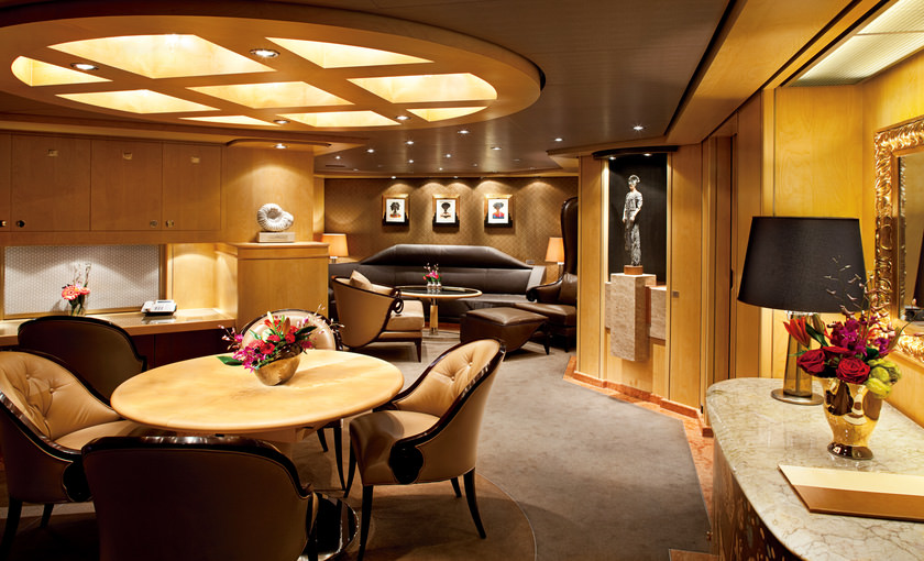 De eetkamer in de pinnacle suite op de Nieuw Amsterdam van Holland America Line