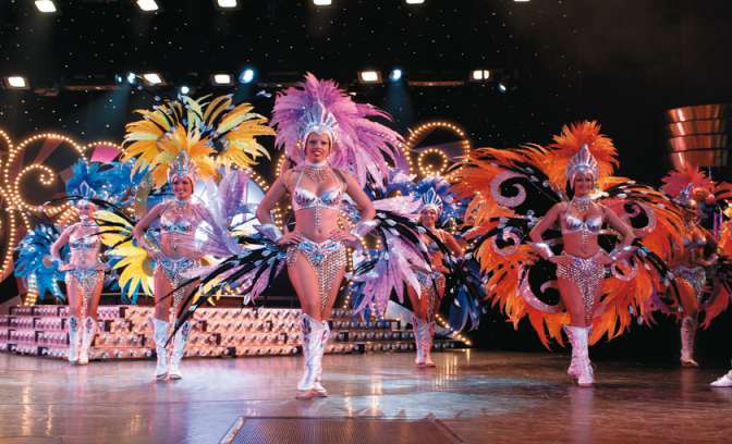 Theater show op de Carnival Breeze