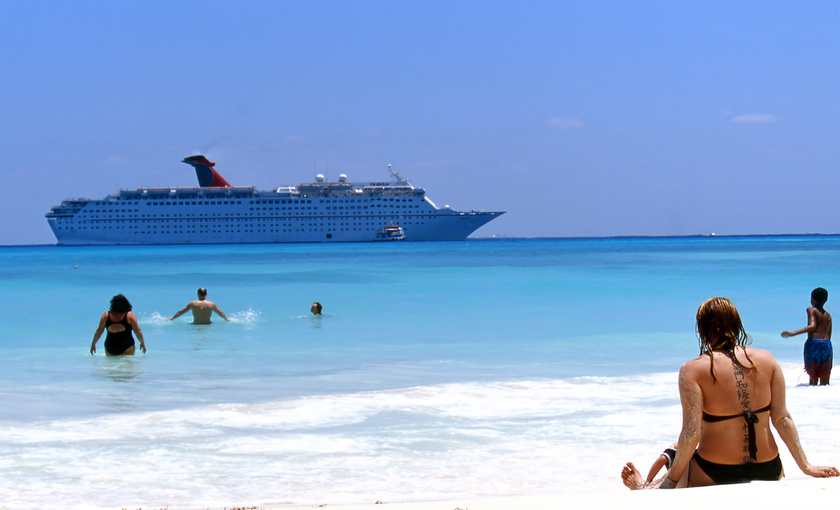 Strand met uitzicht op schip Carnival Sunshine