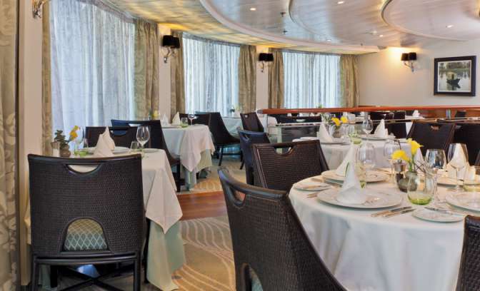 Seven Seas Navigator restaurant aan boord van cruiseschip