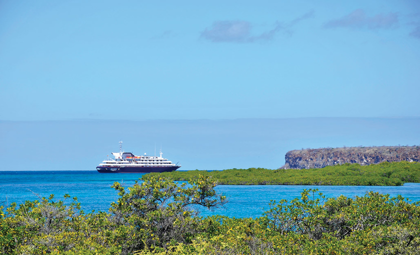 Cruiseschip Silversea Galapagos op zee 