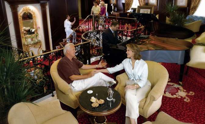 Piano bar aan boor dvan luxe rederij Oceania Sirena