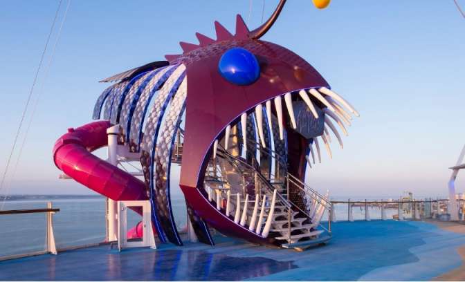Ingang van een glijbaan op de Harmony of the Seas