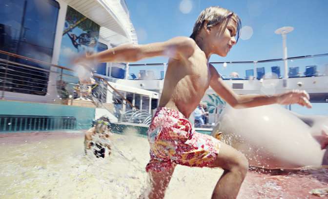 Een kind in een zwembad op de Harmony of the Seas