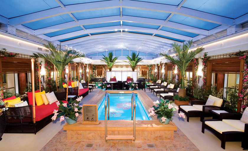 Een zwembad in een binnenplaats op de Norwegian Dawn van NCL