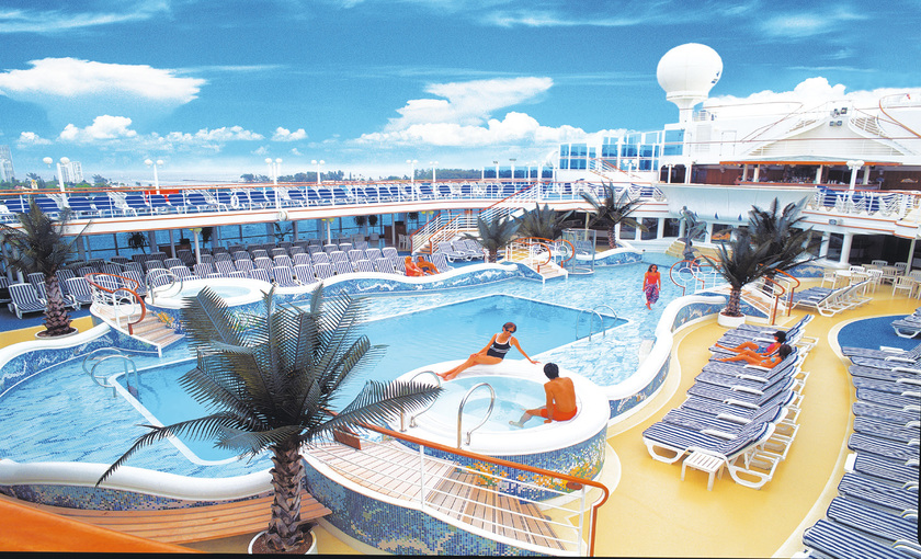 Een zwembad op de Golden Princess van Princess Cruises