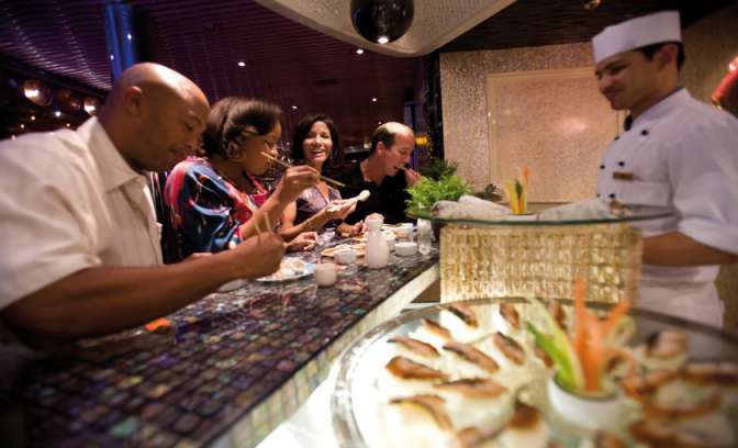 Sushi eten in het schip van Carnival Sensation