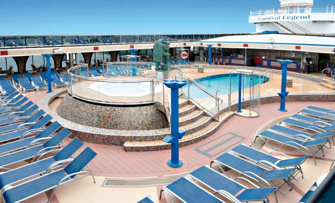 Zwembad en bubbelbad aan boord van Carnival Legend 