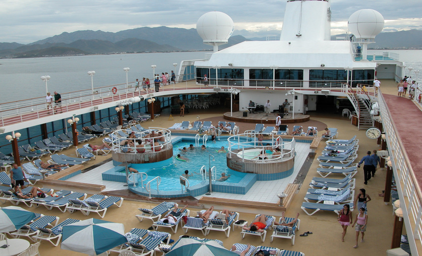 Een zwembad op de Pacific Princess van Princess Cruises