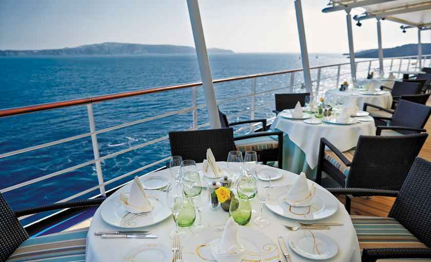 Restaurant met zeezicht op het Seven Seas Mariner schip