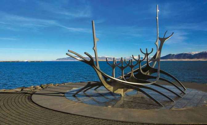 Standbeeld vikingboot in Reykjavik